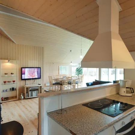 Holiday home Stunning In Vaeggerlose With Kitchen *