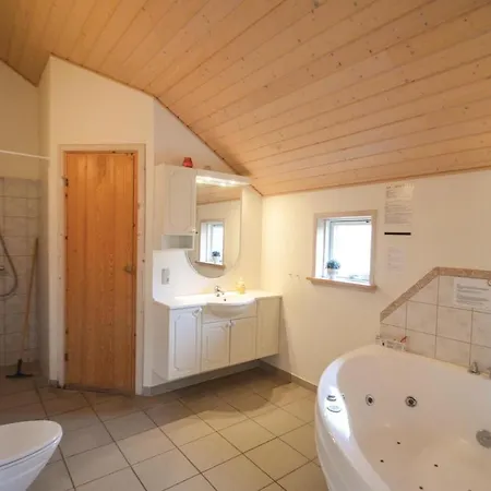 Stunning Home In Vaeggerlose With Sauna * Bøtø By